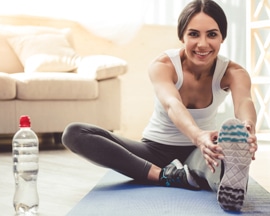 Oyoqlarning og'irligini oldini olish uchun ayollar vena tomirlari gimnastikasini yoga gilamchasida bajaradilar